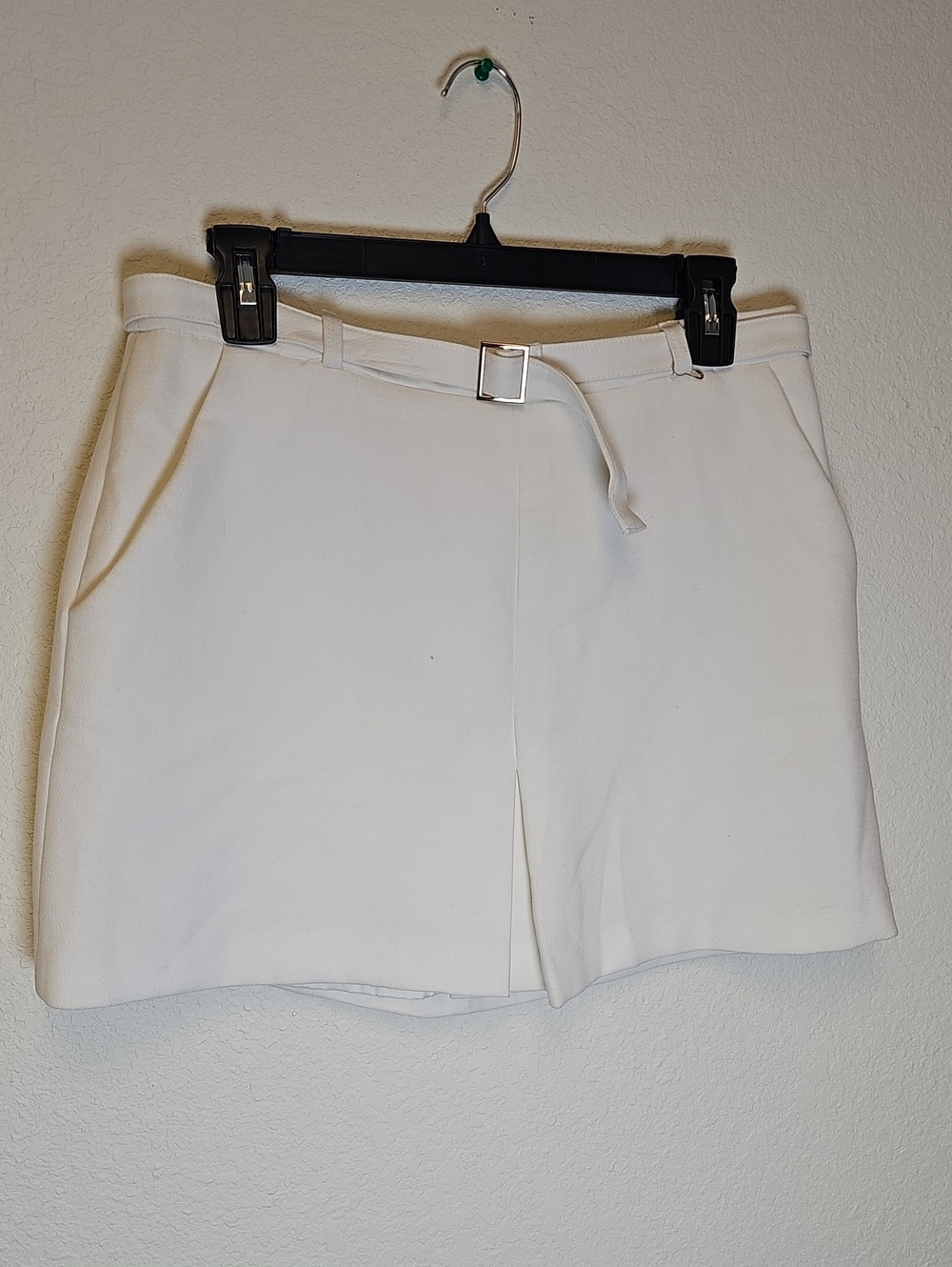 Forever 21 White Women’s Shorts with Front Belt Detail Fits 8/10